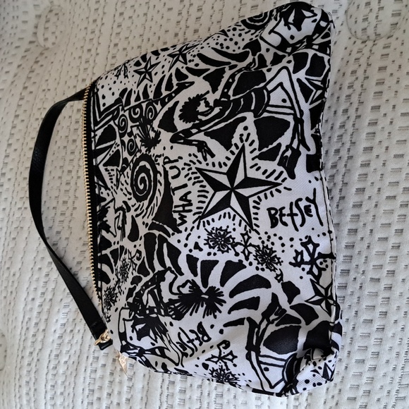 🏷Betsey Johnson Wristlet - Picture 3 of 13